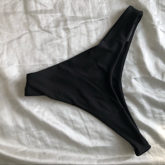 Black Bikini Bottom 🖤 - Picture 2 of 4